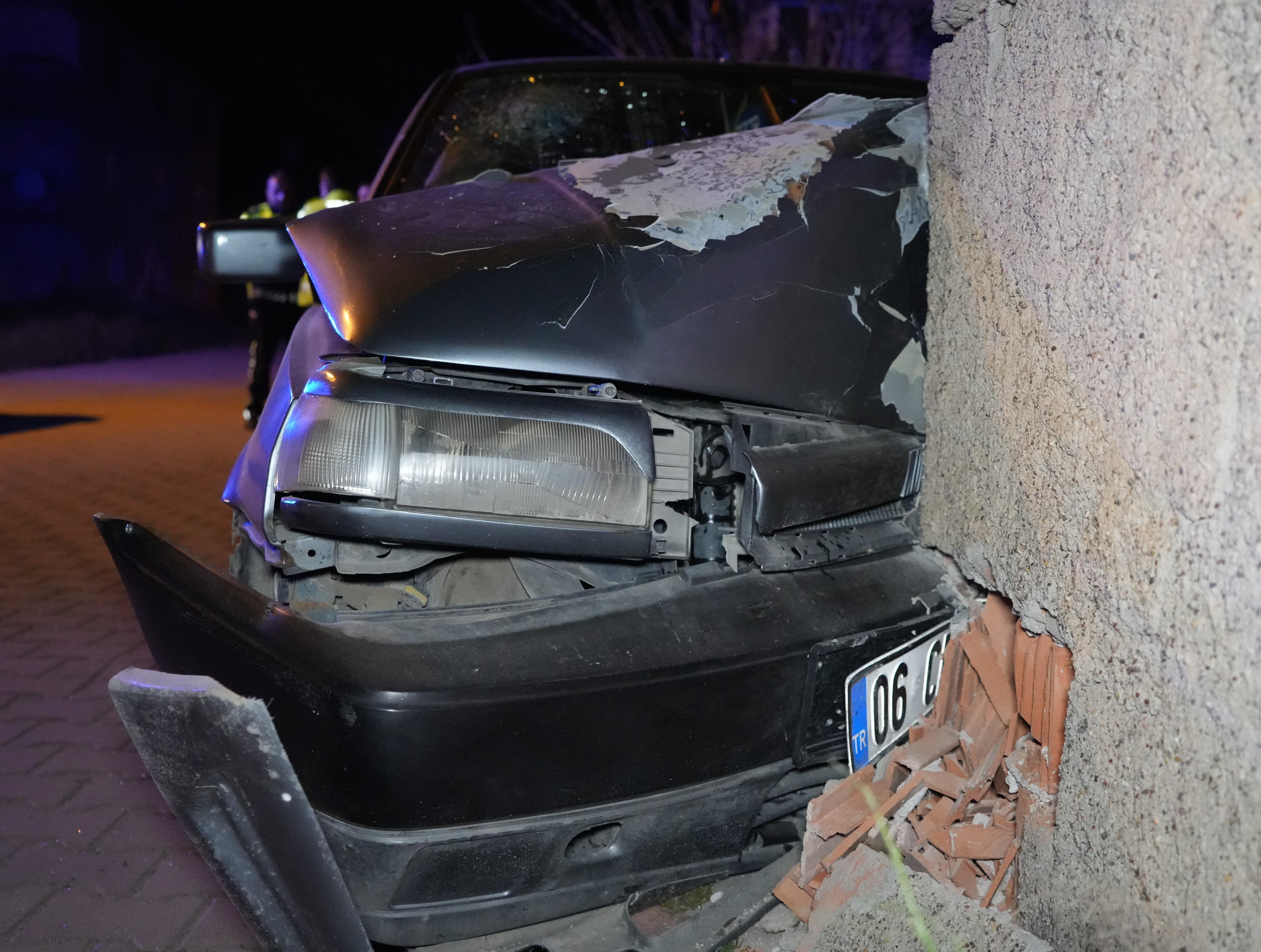 Kırıkkale'de otomobil bahçe duvarına çarptı: 3 yaralı