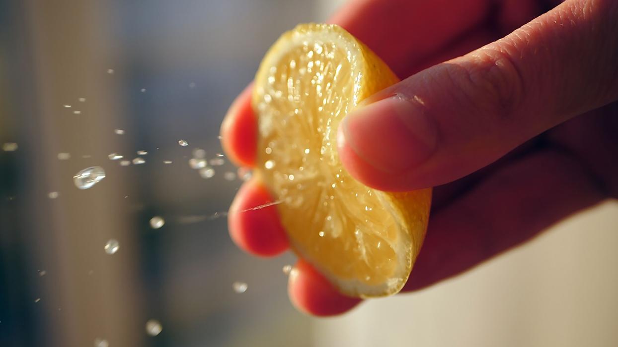 Limonu böyle sıkın: Suyu bol bol aksın! Meğer bu kadar basitmiş