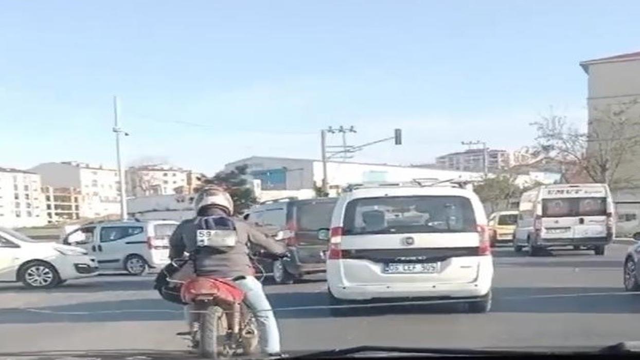 Tekirdağ Çorlu'da bir motosikletli plakayı sırtına geçirdi