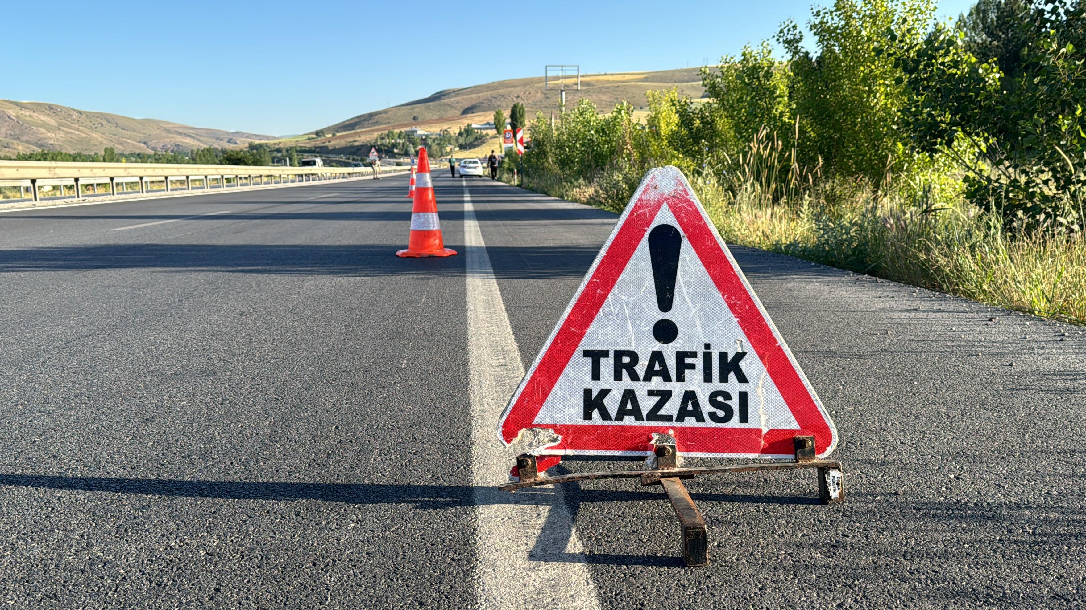 Manavgat'ta tur minibüsü ile hafif ticari araç çarpıştı! 4 yaralı