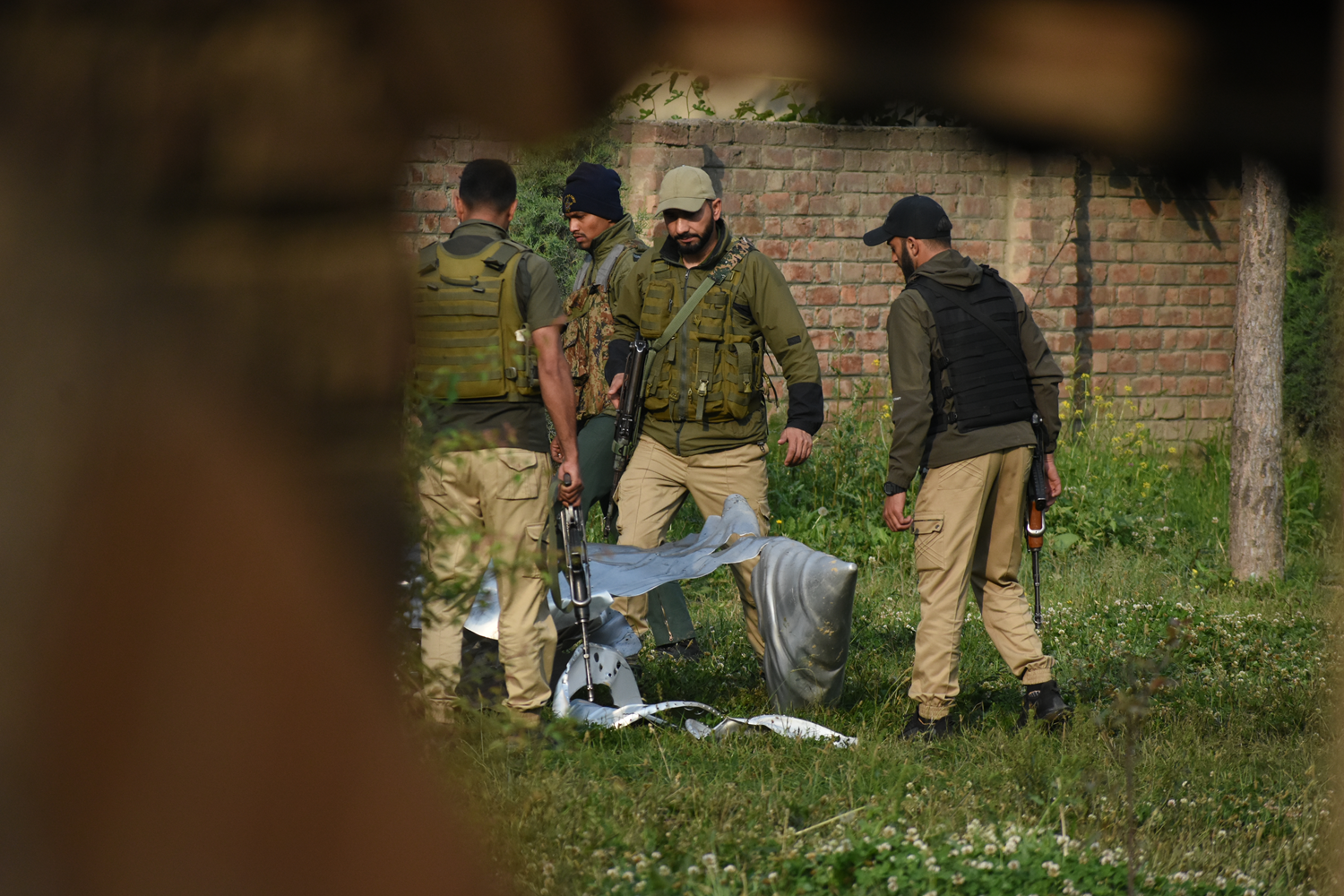 Pakistan güvenlik kaynakları: Hindistan'a ait 5 savaş uçağı düşürüldü