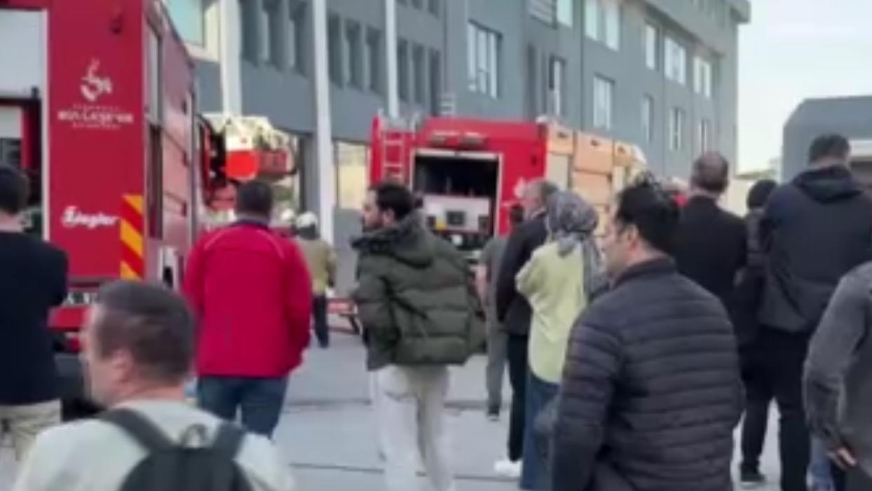 Bağcılarda spor kıyafetleri üreten fabrikada yangın çıktı