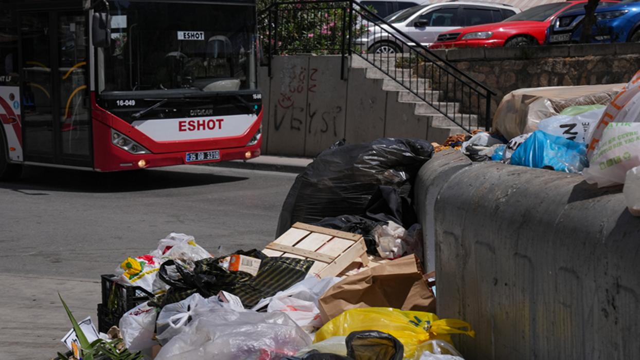 CHP'nin yönettiği Konak'ta çöp yığınları oluştu, vatandaşlar isyan etti