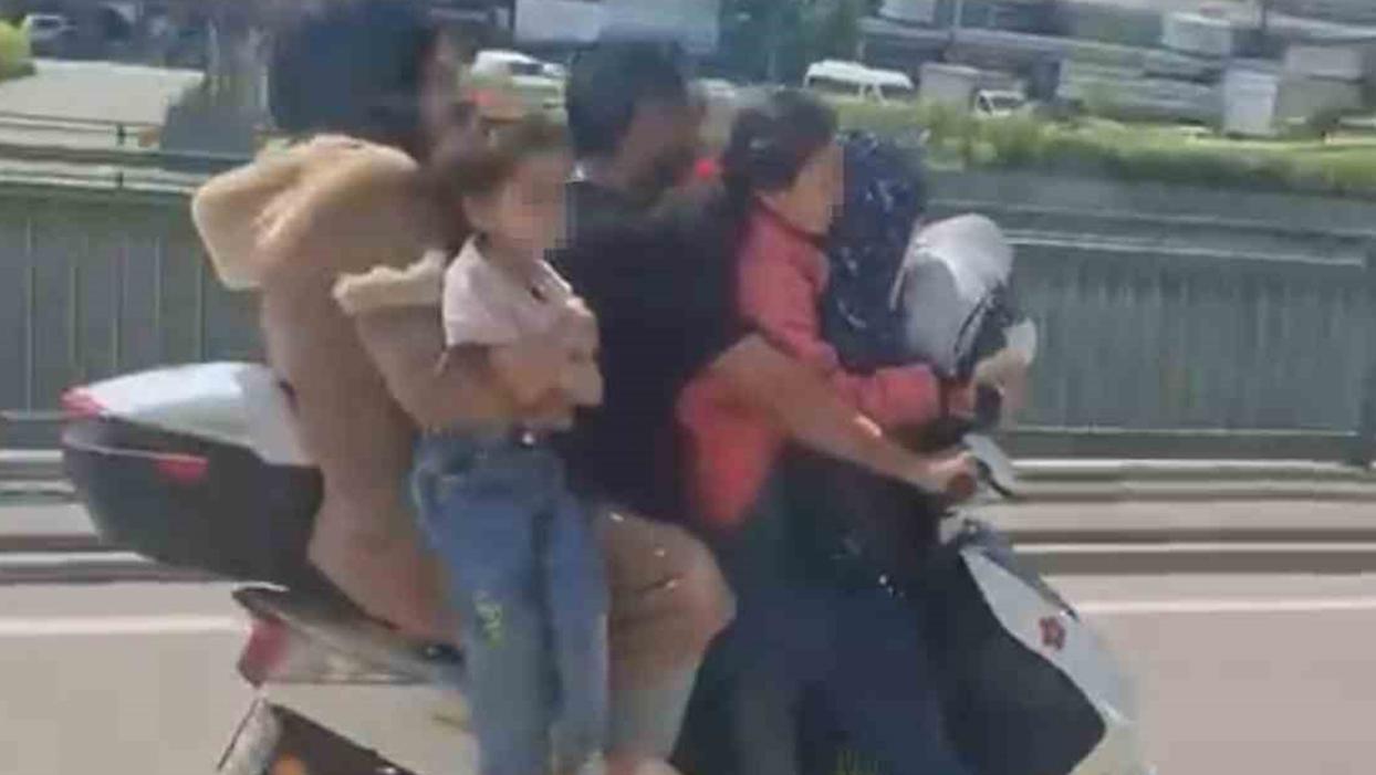 Motosiklete 5 kişi binen aile yürekleri ağza getirdi