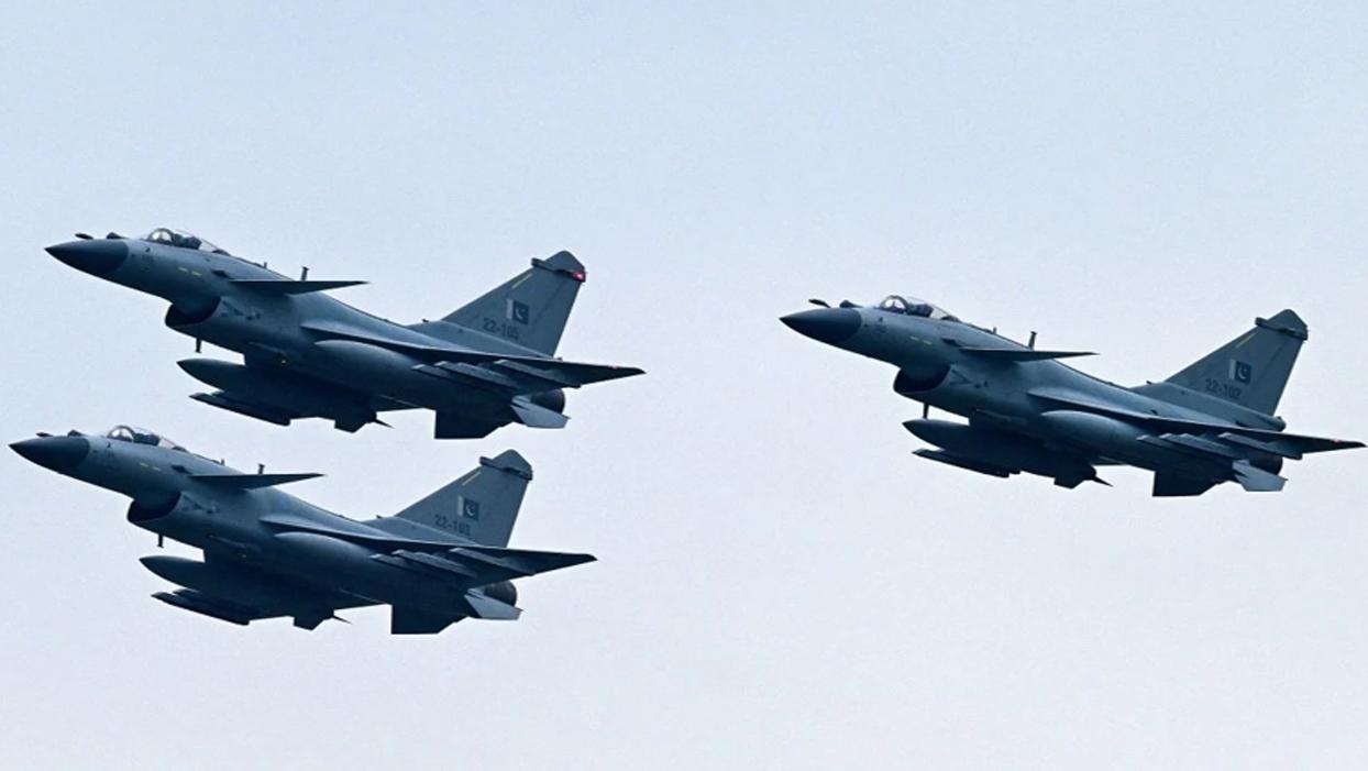 Pakistan'ın J-10C'leri, Hint savaş uçaklarını vurarak düşürdü!