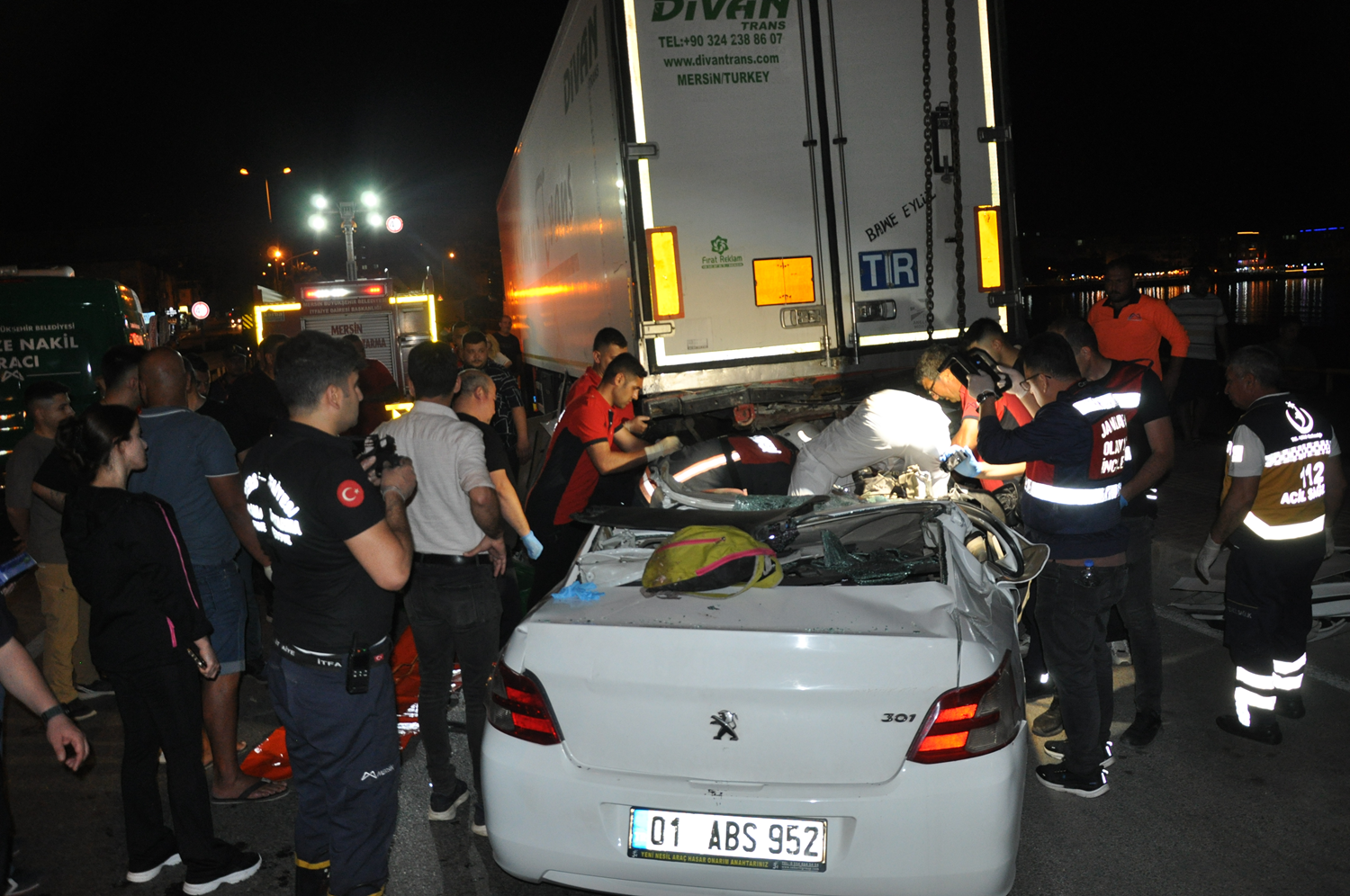Mersin'de tıra çarpan otomobildeki 2 kişi hayatını kaybetti