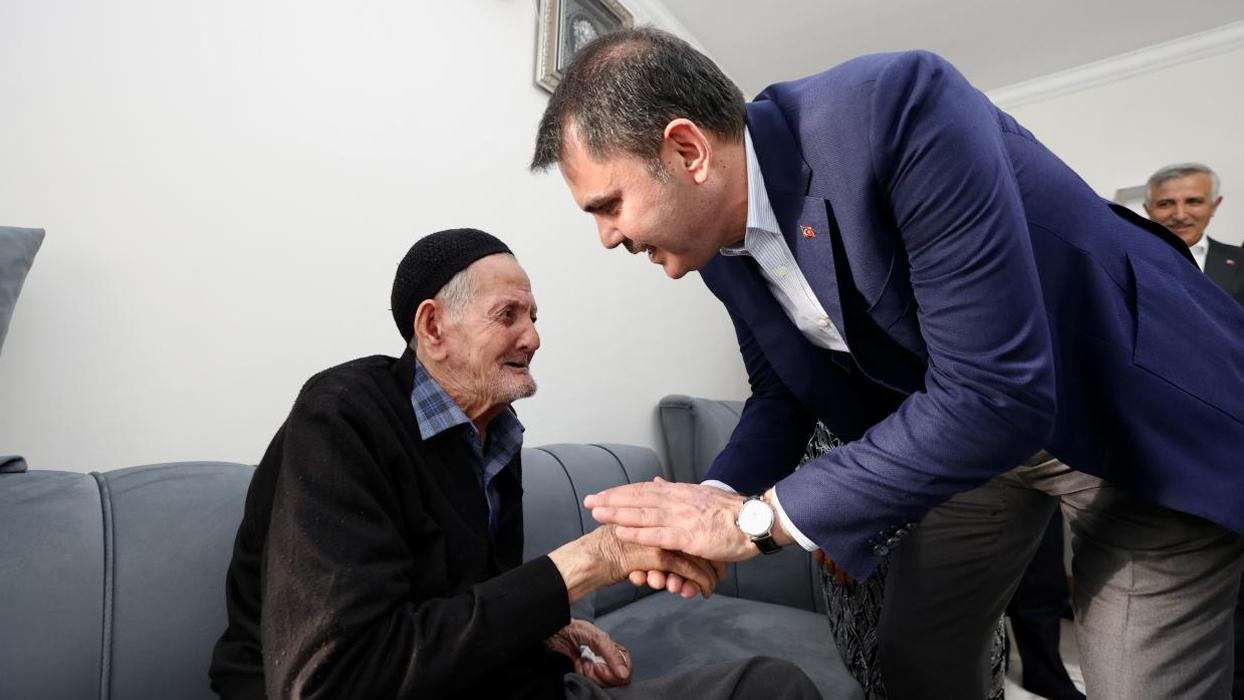 Bakan Kurum'dan depremzede aileye ziyaret! "Sözümüzü tutacağız, her ev huzura kavuşana kadar yanınızda olacağız"