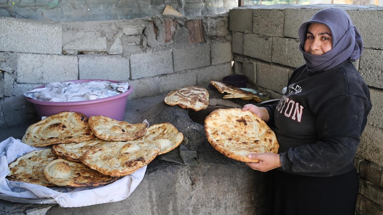 Siirtli kadın alın teri ile çalışarak 8 çocuğuna 11 yıldır hem anne hem baba oldu