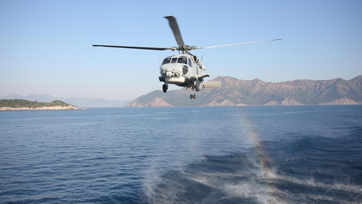 Deniz Kuvvetlerine ait helikopter Antalya açıklarında acil iniş yaptı