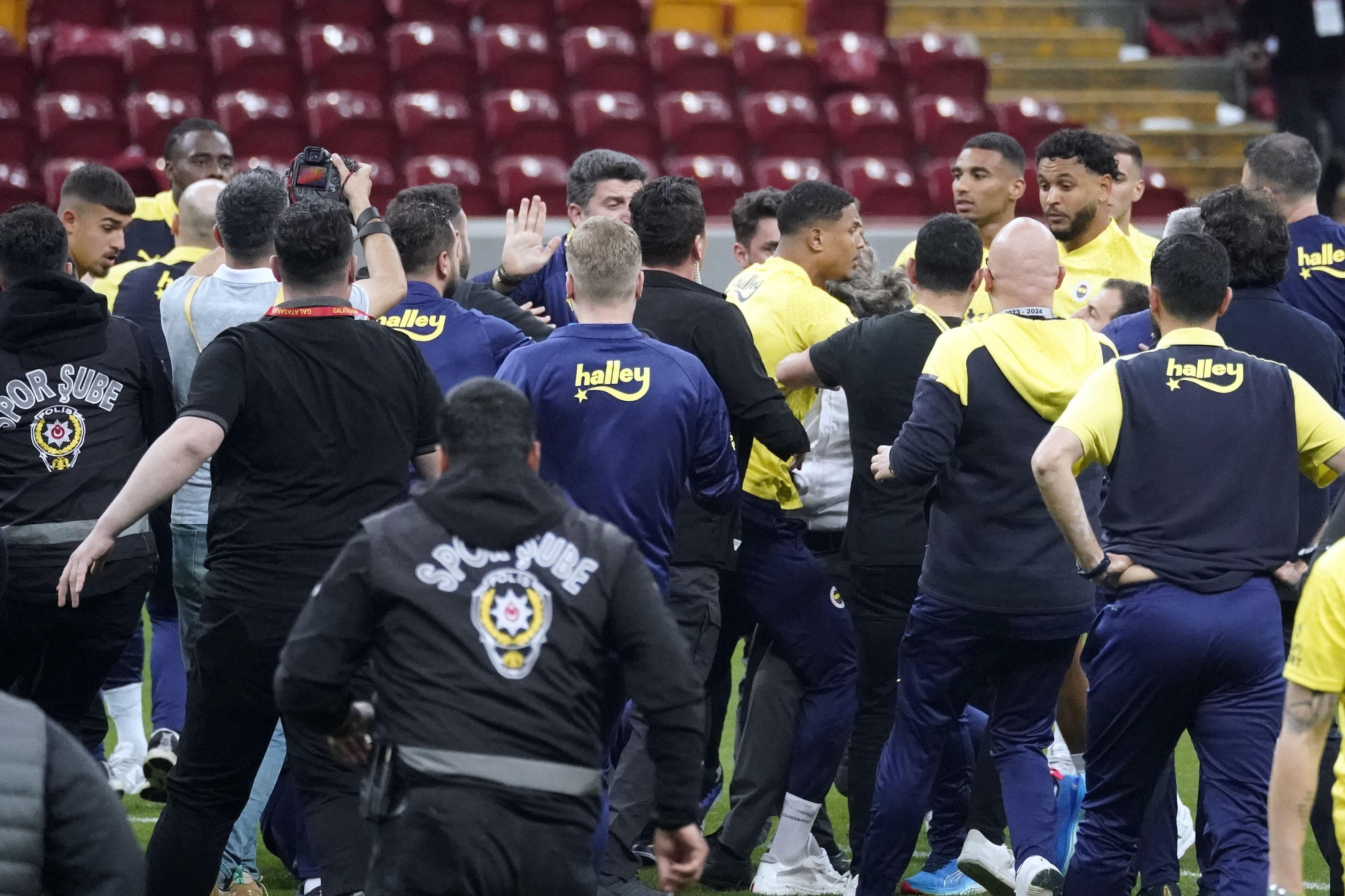 Galatasaray-Fenerbahçe derbisi sonrası Oosterwolde'ya zorla getirme kararı!