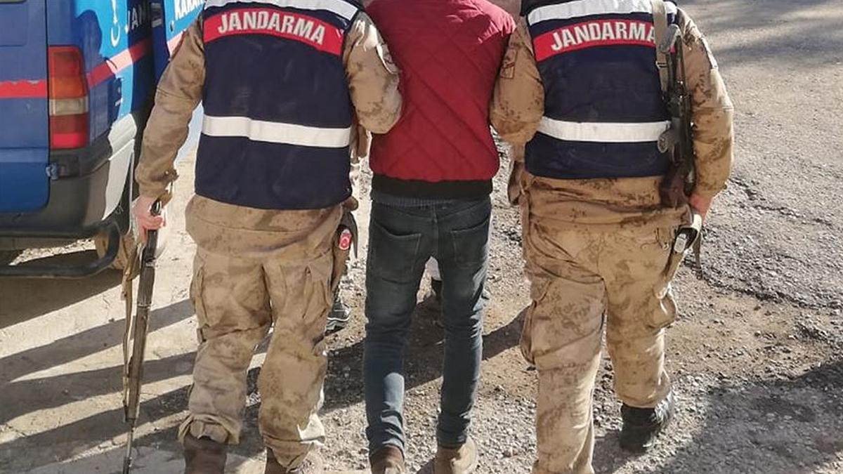 Jandarma tarafından ele geçirildi! Şüphelinin çantasından 3 bin adet çıktı