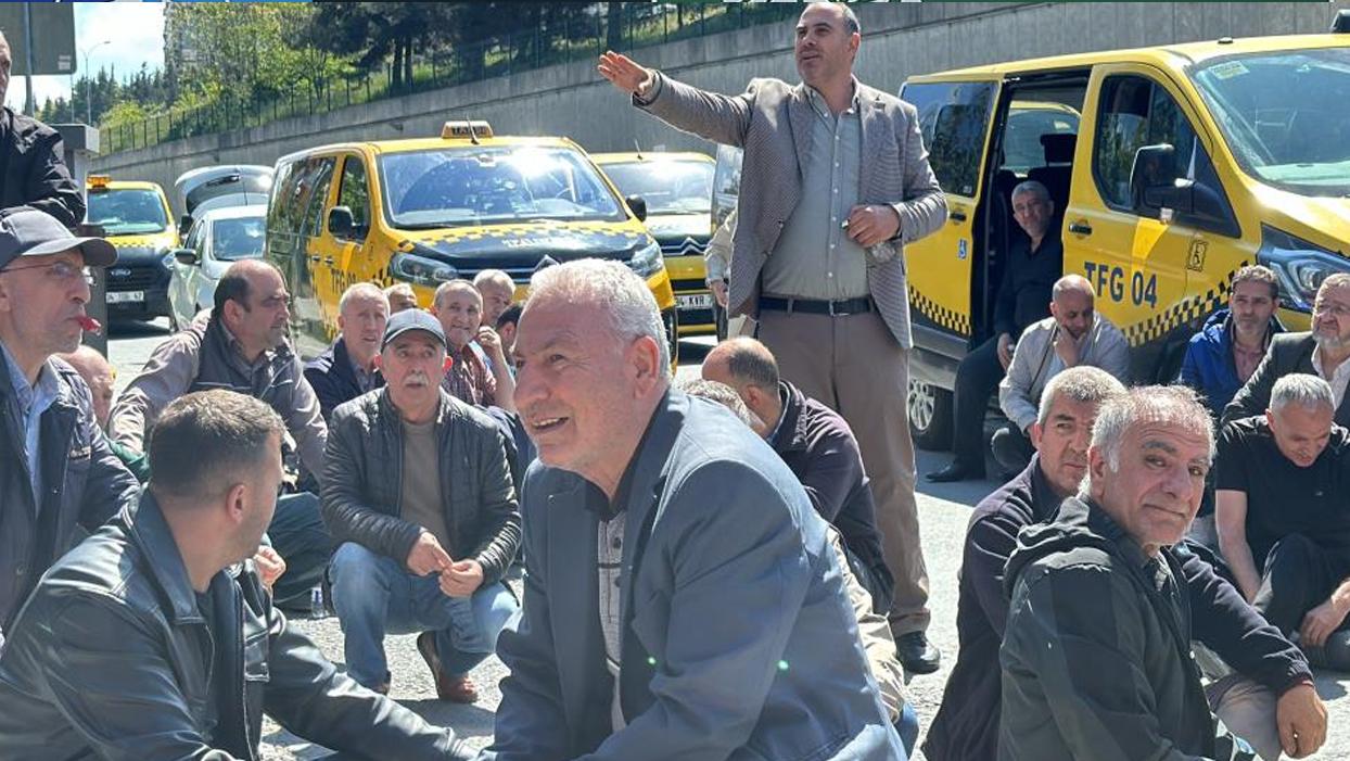 Taksiciler CHP İstanbul İl Başkanlığı önünde düdüklü protesto düzenledi: Hakkımızı İstiyoruz!