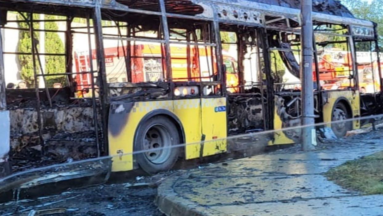 Başakşehir'de İETT otobüsü seyir halindeyken alev aldı!