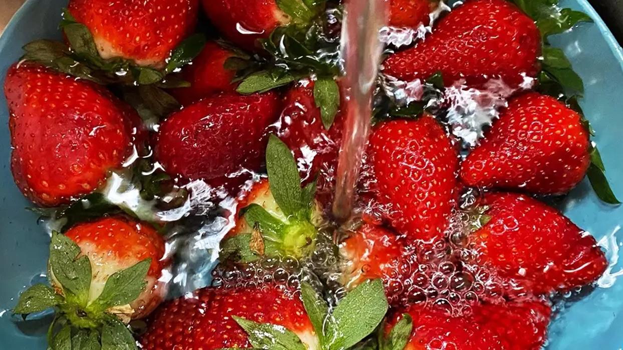 Çilek nasıl yıkanmalı? Meğer tuz ya da sirkede bekletildiğinde...