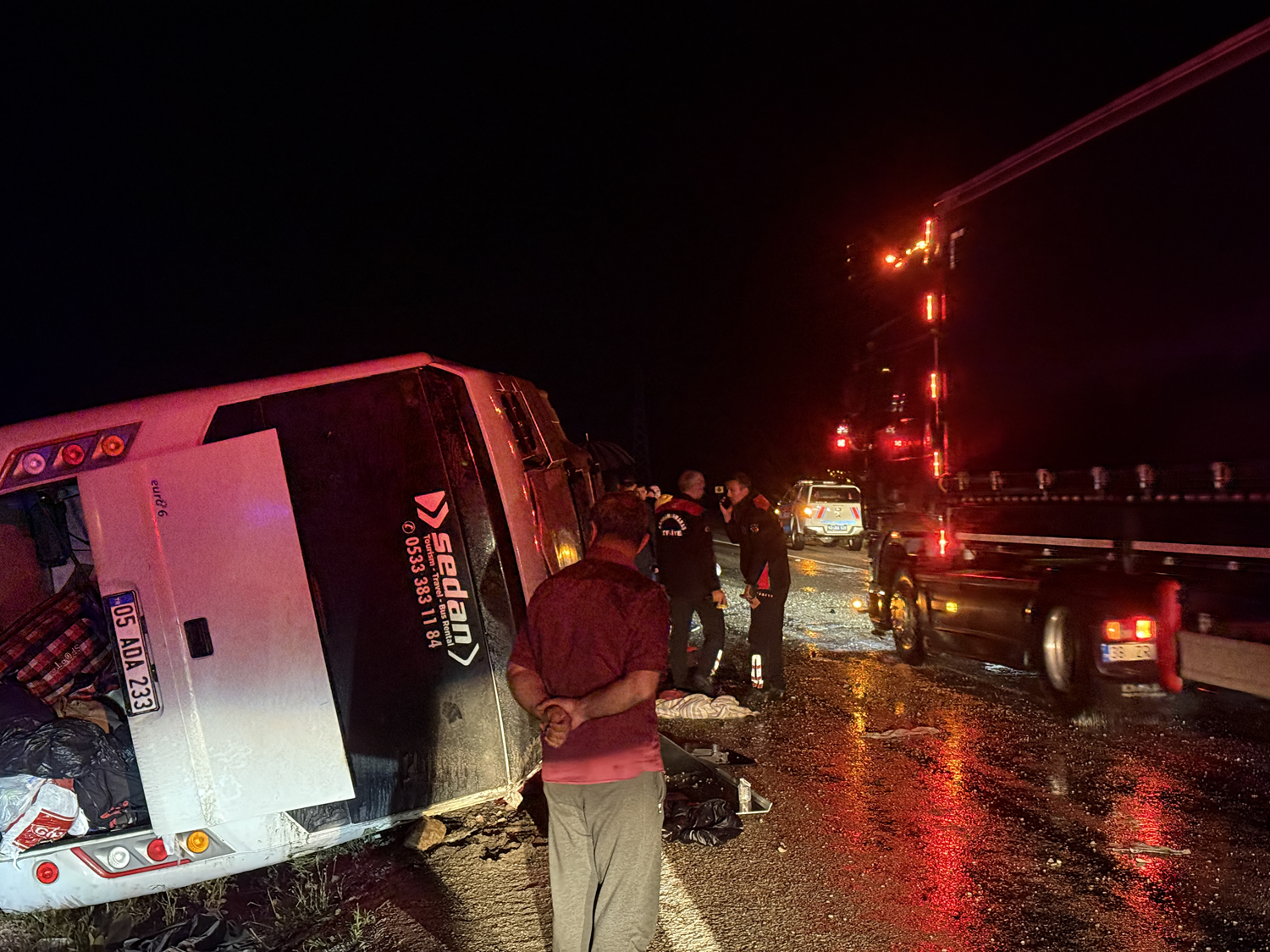 Kahramanmaraş'ta düzensiz göçmenleri taşıyan minibüs devrildi, 1 kişi ölü, 22 kişi yaralandı