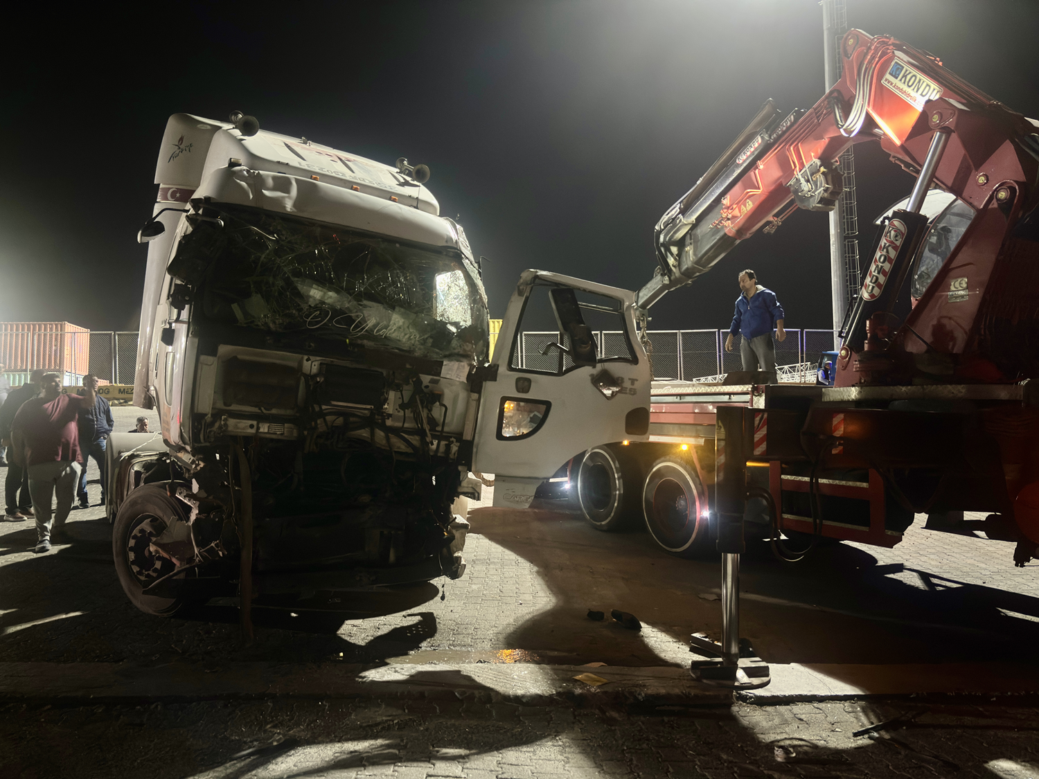 İzmir'de bariyere çarpan tırdaki 2 kişi yaralandı