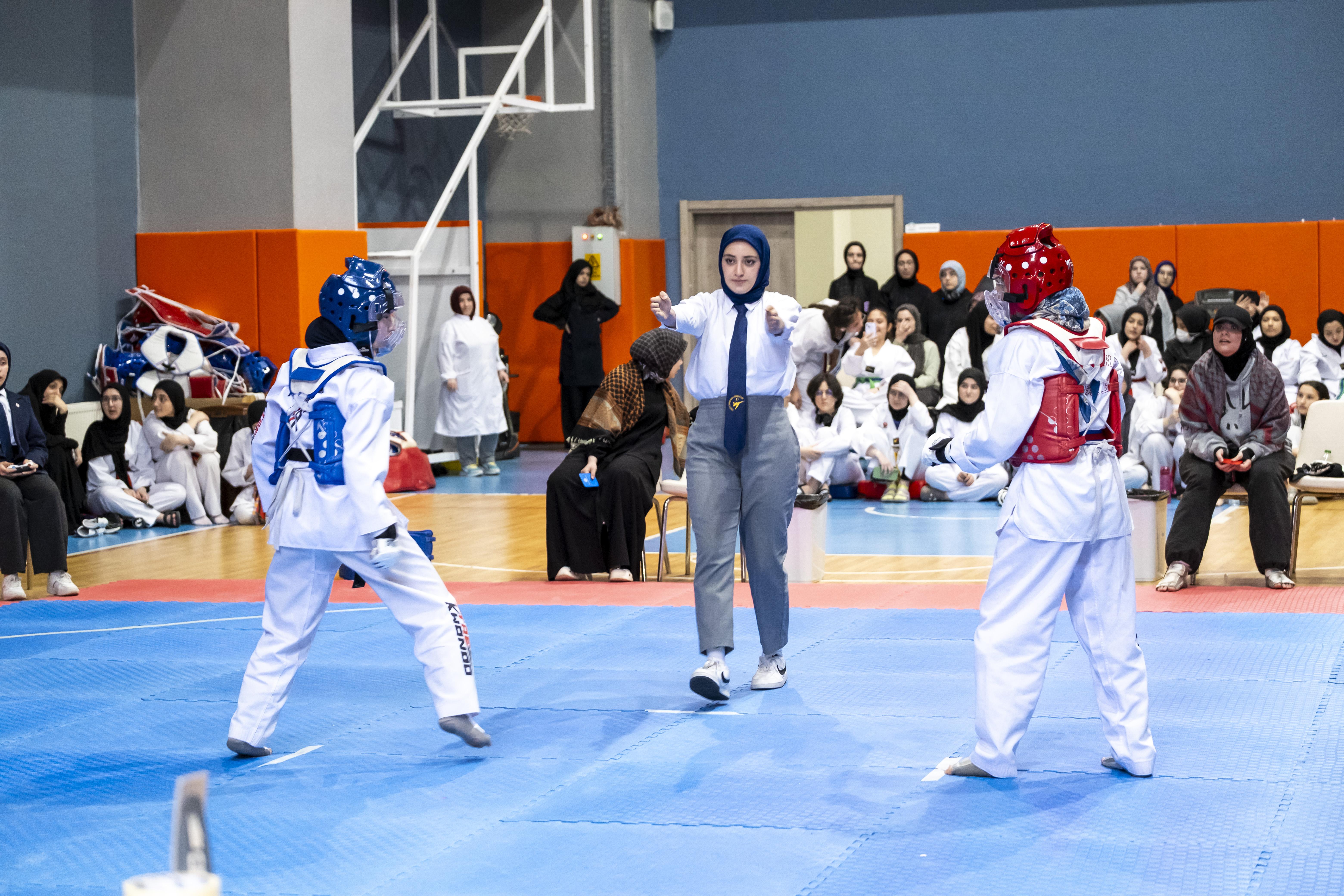 TÜRGEV Ortaöğretim Yurtlar Arası Teakwondo Turnuvası nefes kesti