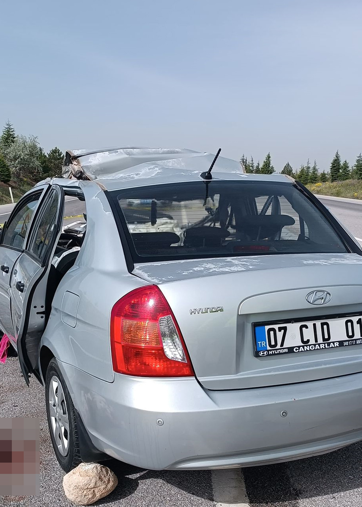 Emirdağ'da otomobilin tır dorsesine çarpması sonucu 1 ölü, 4 yaralı