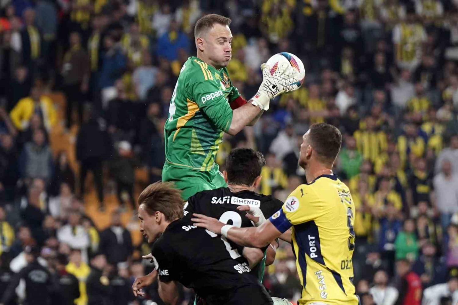 Mert Günok Alanyaspor maçında forma giyebilir