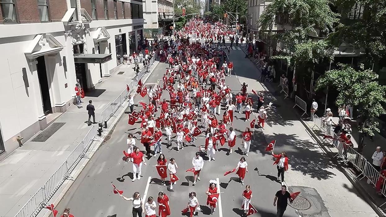 ABD'de 42. Geleneksel New York Türk Günü Yürüyüşü coşkuyla kutlandı! Altun'dan Türkiye'nin güçlü vizyonuna vurgu