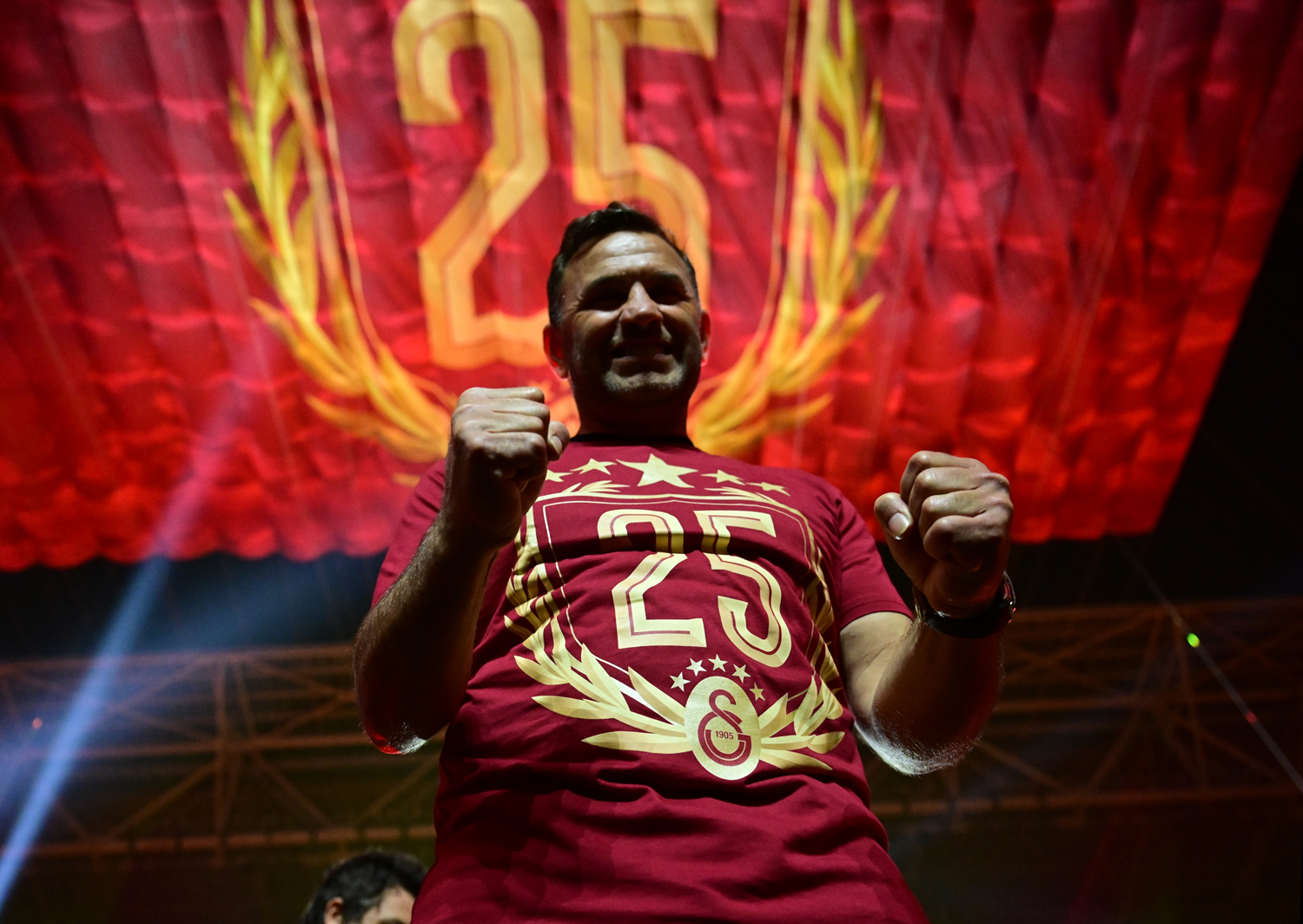 Galatasaray şampiyonluğunu ilan ederek ezeli rakiplerine büyük bir üstünlük kurdu