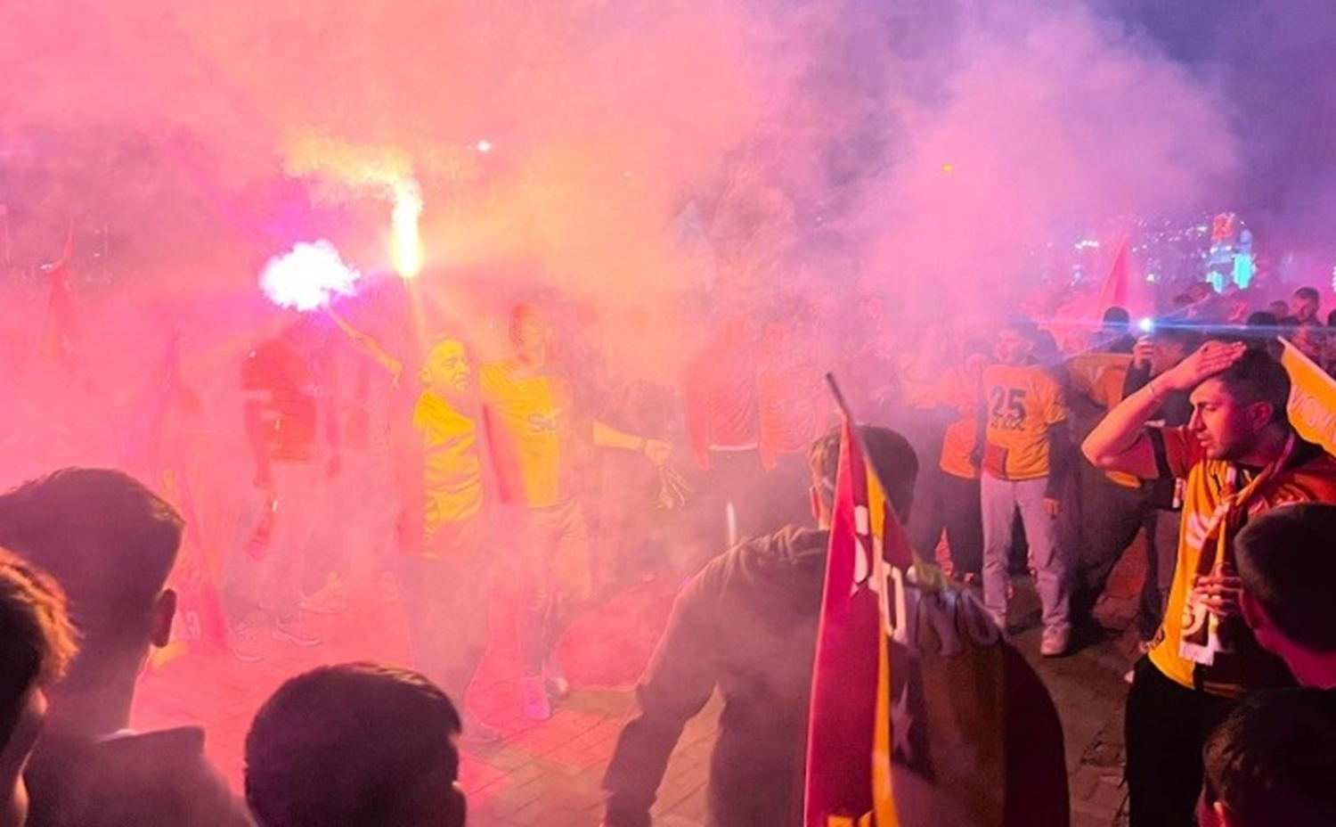 Galatasaray, şampiyonluk kupasını Yenikapı'da verin!