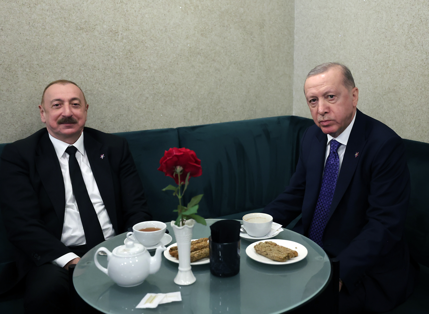 Budapeştede samimi anlar: Erdoğan ile Aliyev'in torun sohbeti zirveye damga vurdu