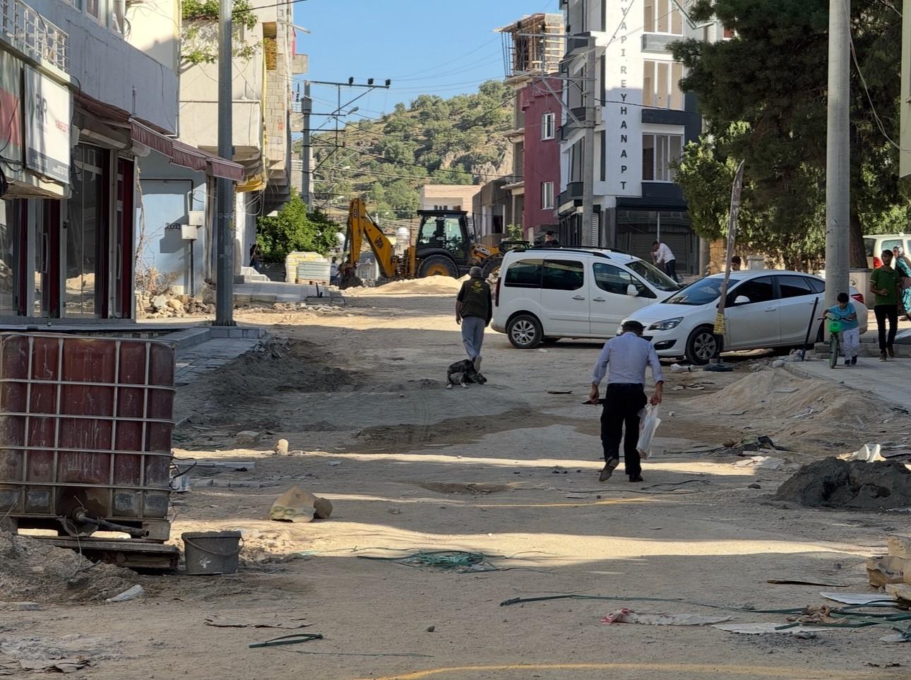 Dem'li Mazıdağı Belediyesi parke taşı döşeme işi mağdur ediyor: Vatandaşlardan sert tepki!