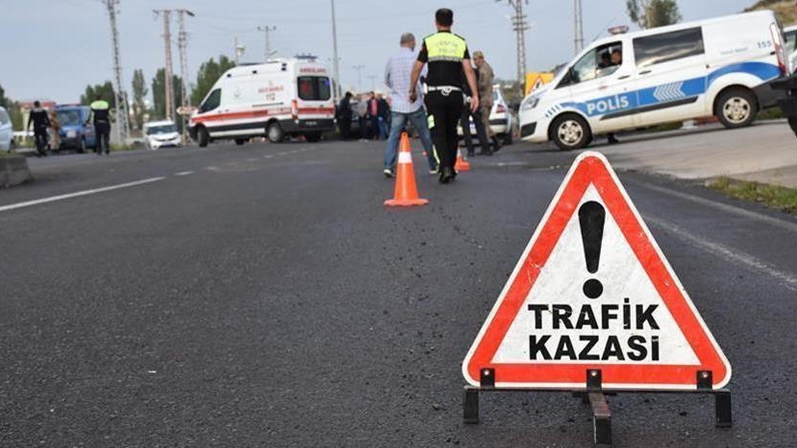 Ağrı'nın Tutak ilçesinde yolcu minibüsü ile traktör çarpıştı: 3 Yaralı
