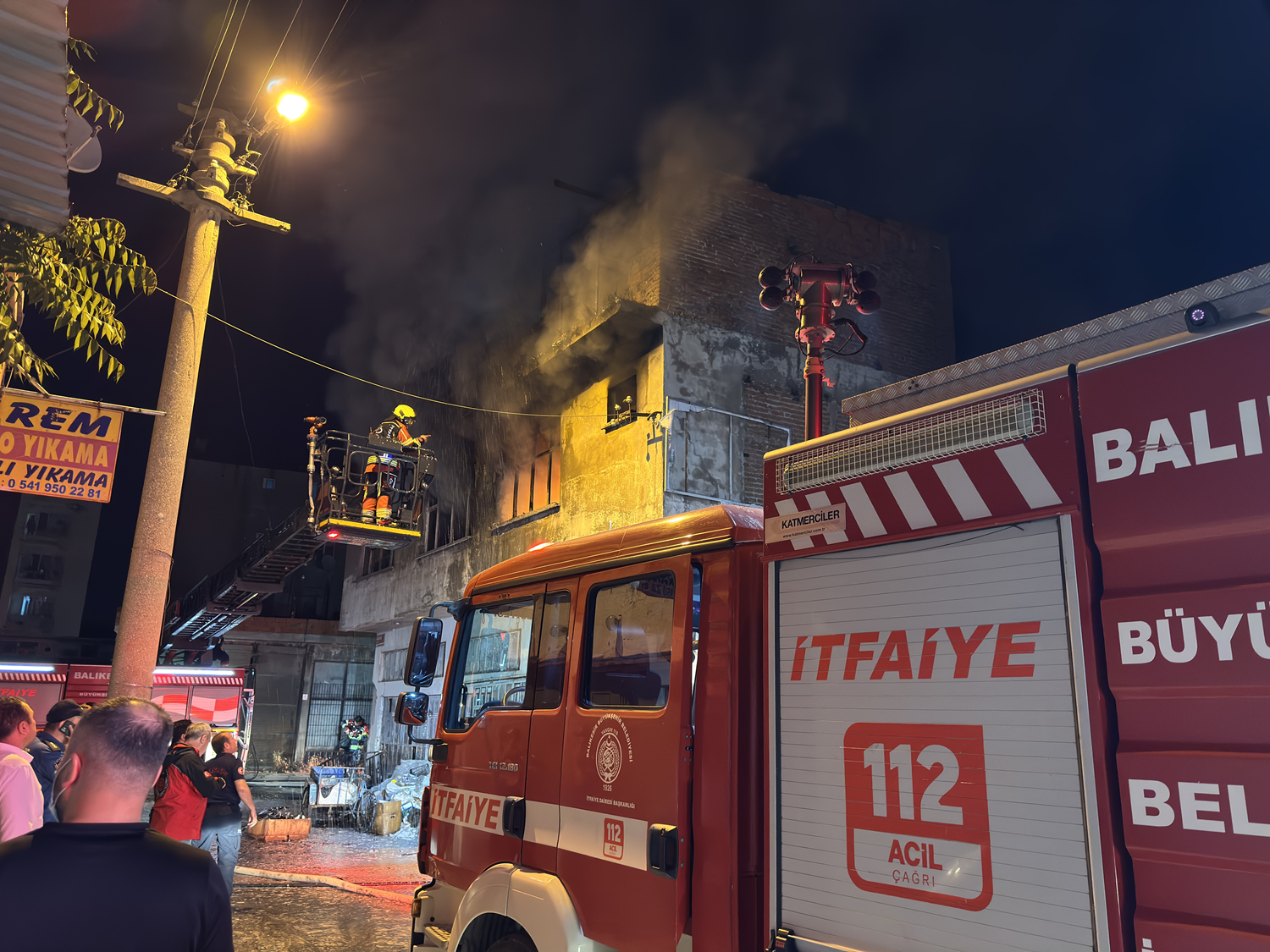 Balıkesir'de 3 katlı binada çıkan yangında 1 kişi hayatını kaybetti