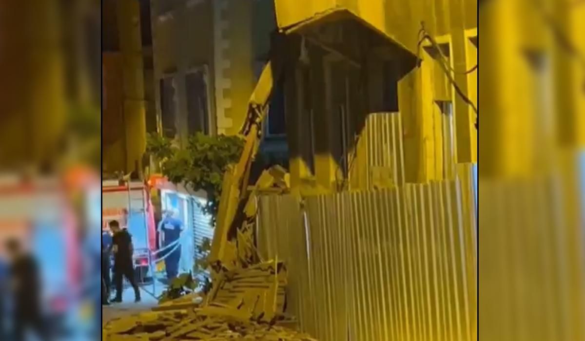 Fatih'te ahşap bina çöktü: Çok sayıda ekip sevk edildi