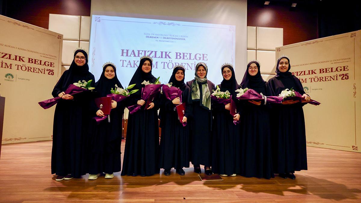 Genç hafızlar Kur'an emanetini teslim aldı