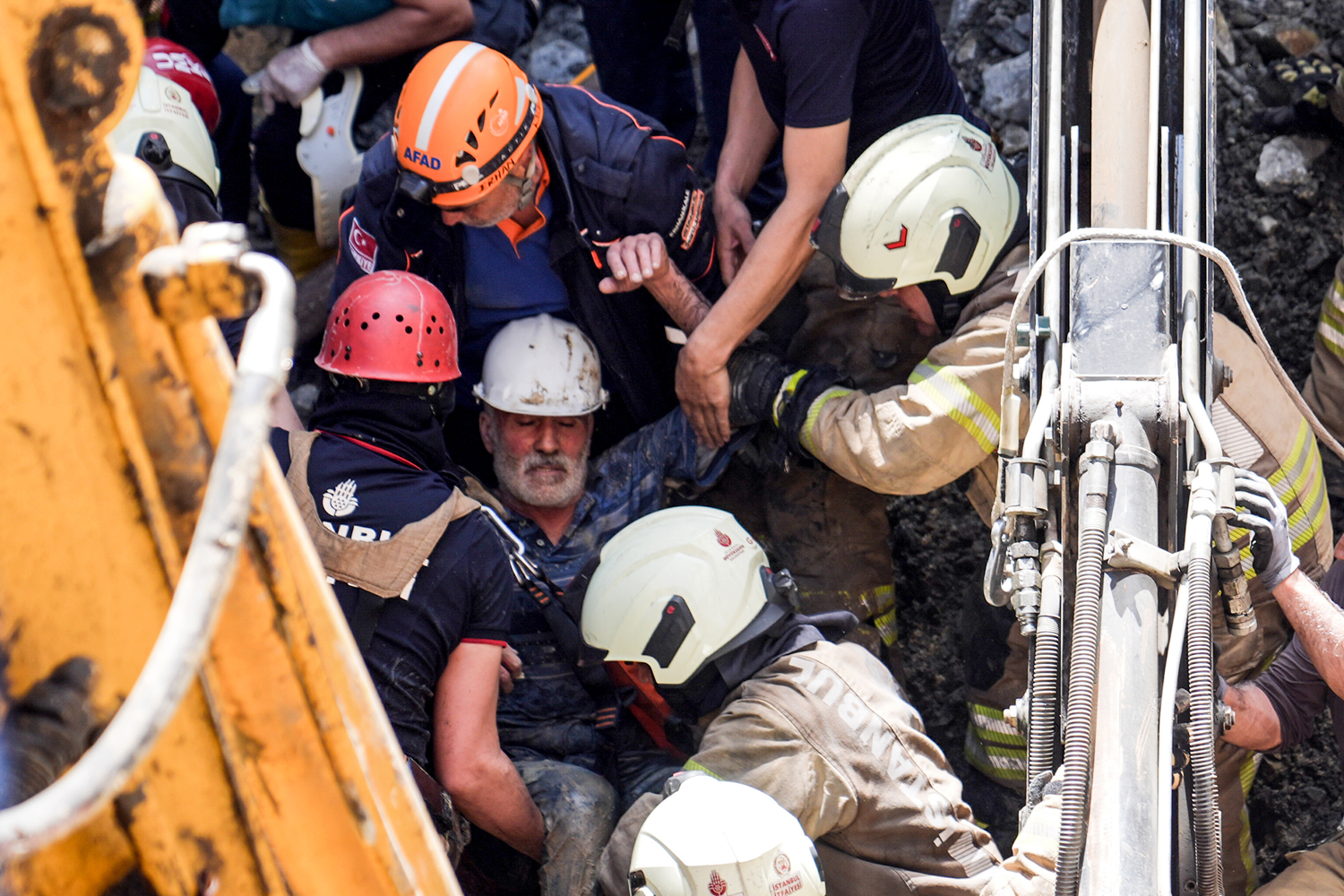Bayrampaşa'da kanalizasyon göçüğü altında kalan işçi kurtarıldı