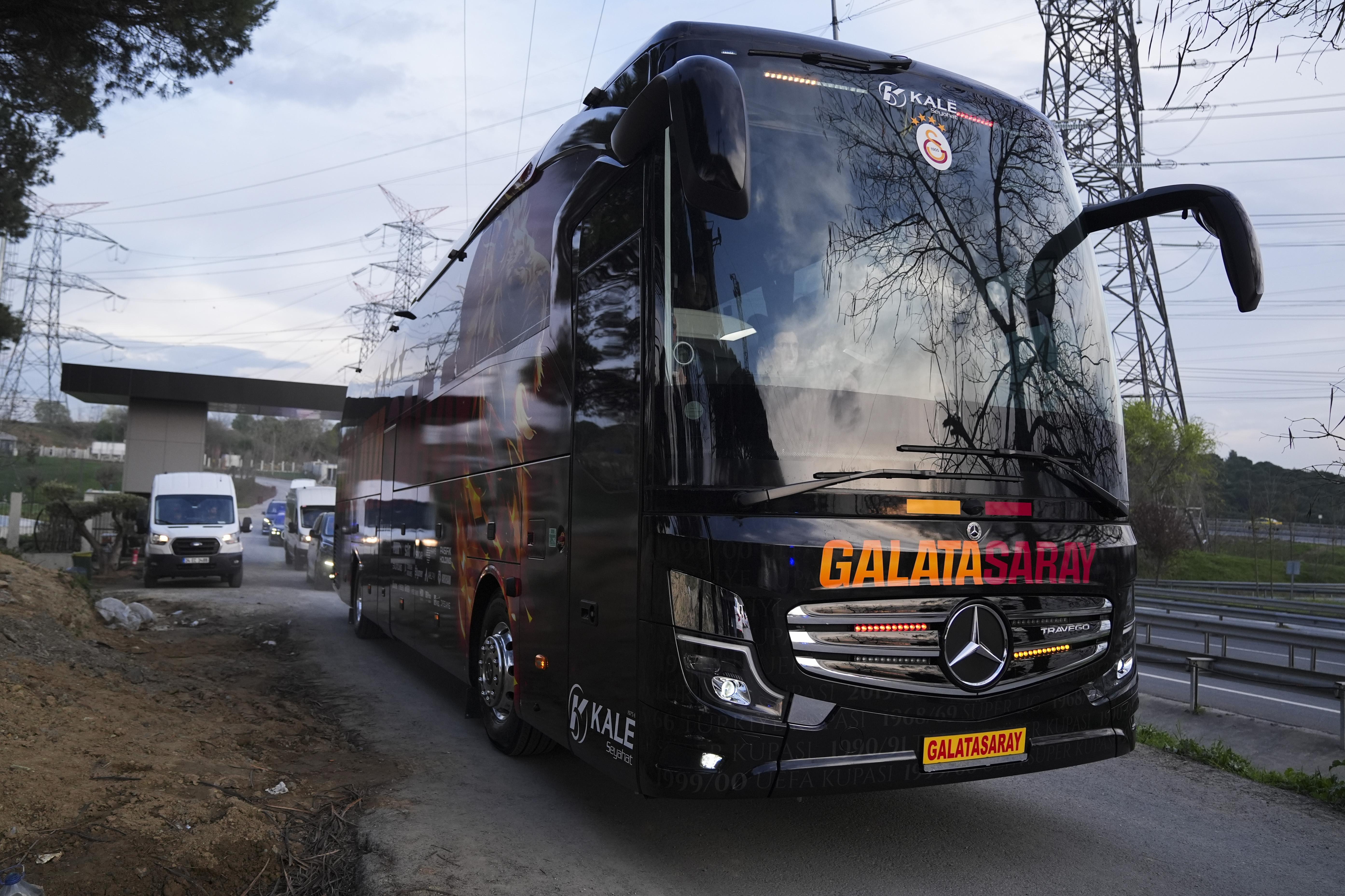 Galatasaray takım otobüsüne taşlı saldırı: Deplasman galibiyetine gölge düşürdü