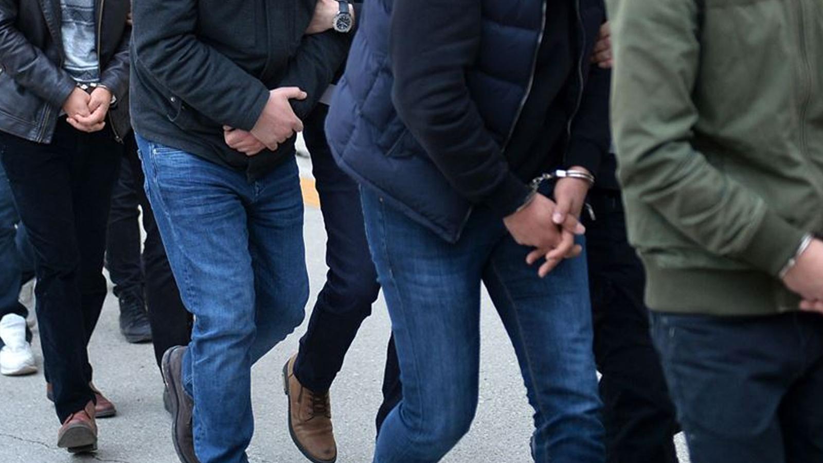 Ev hanımlarını dolandıran şebeke üyeleri, mağdurları sahte belgeyle tehdit etmiş