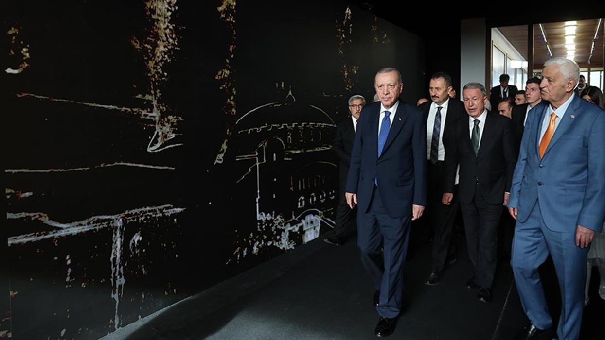 Cumhurbaşkanı Erdoğan, "Bir Şiir Bir Hayat Canım İstanbul" sergisini gezdi