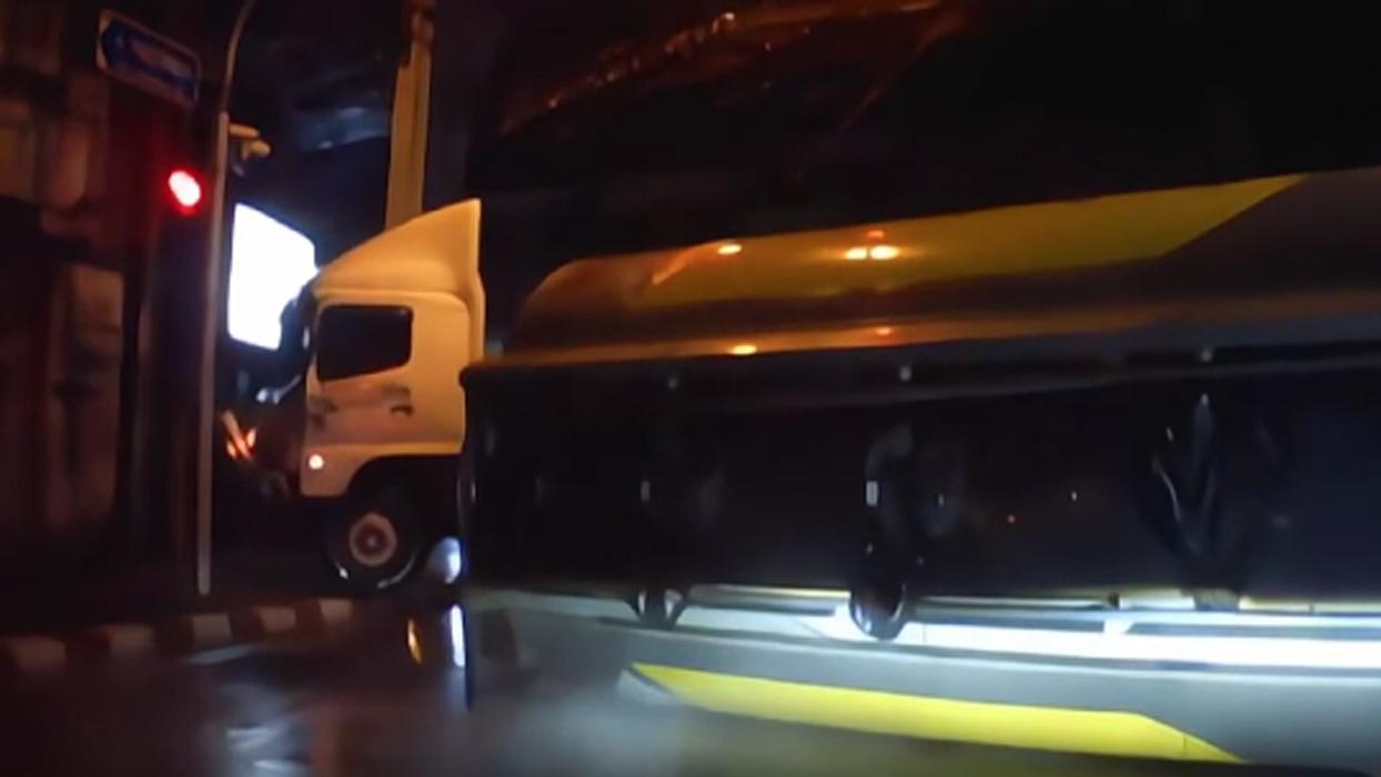 Tır ile akaryakıt tankeri çarpıştı: Kazada 600 litre benzin yola döküldü