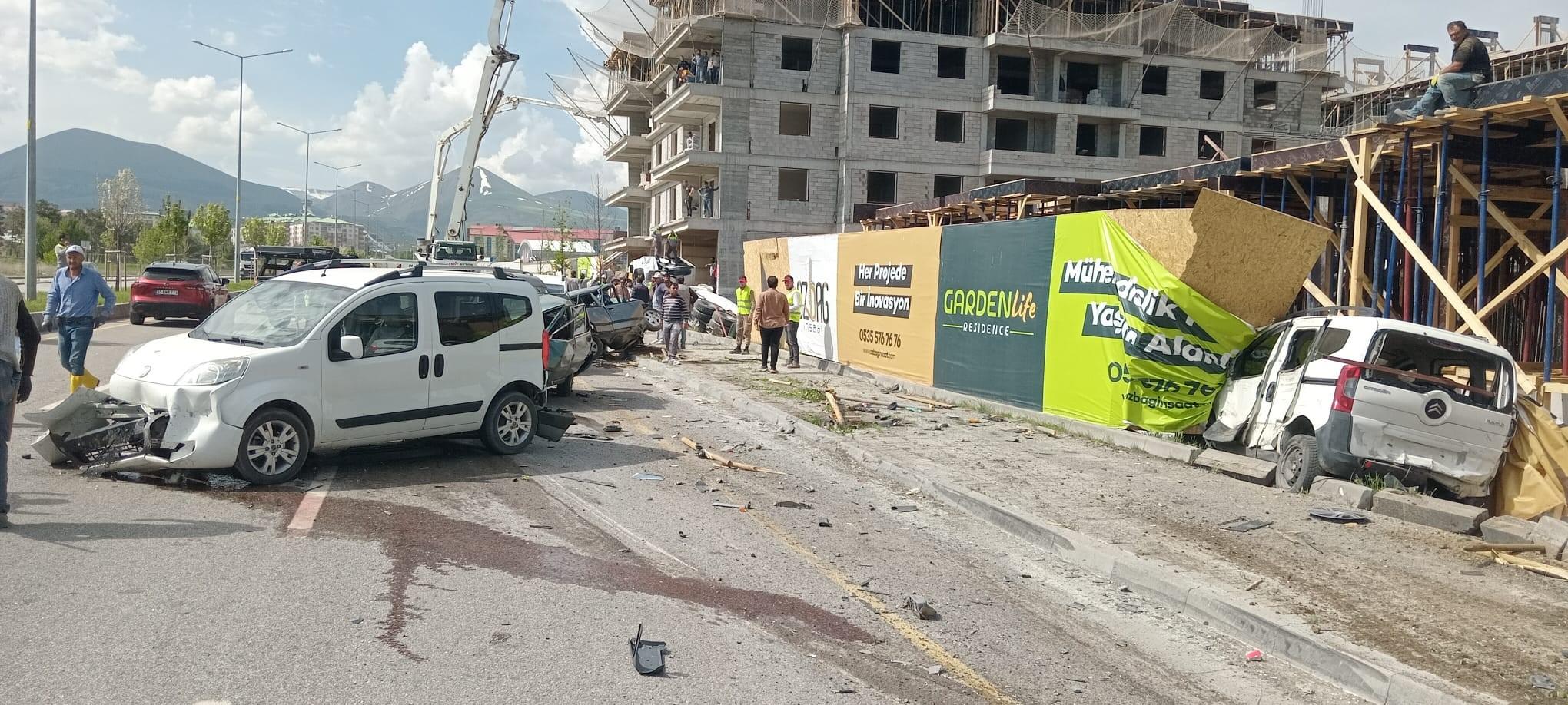 Erzurum'da feci kaza: Beton mikseri onlarca aracı biçti