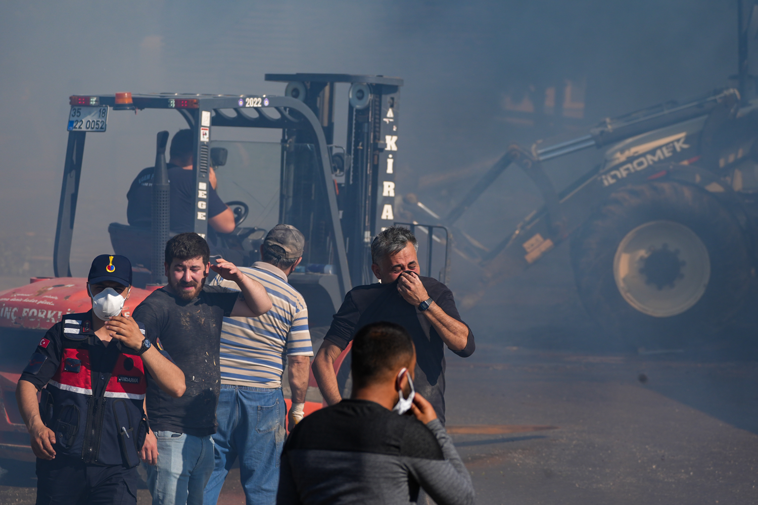 İzmir'de korkutan yangın: Çok sayıda kişi etkilendi