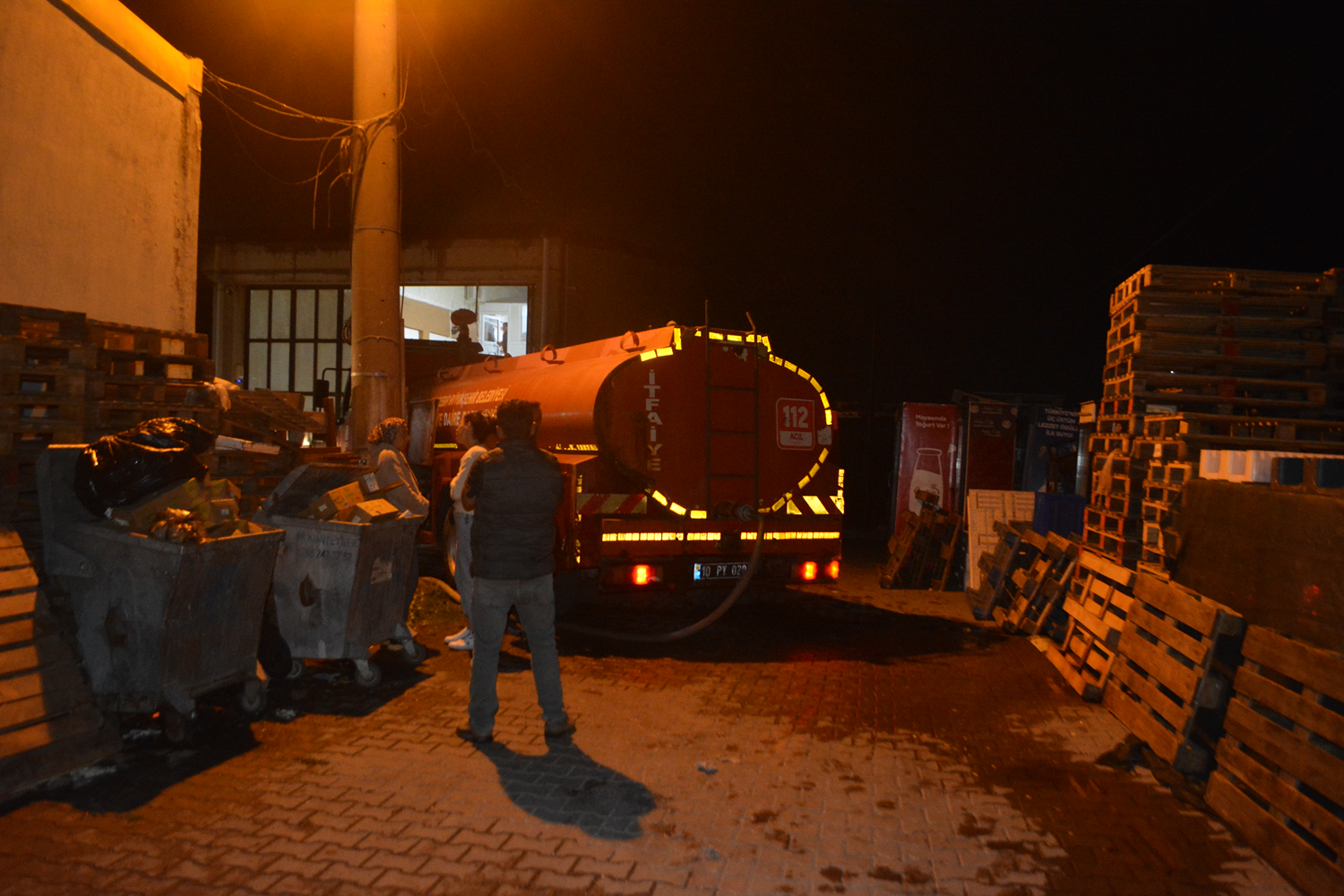 Ayvalık'ta gözlük fabrikasında çıkan yangın kontrol altına alındı!