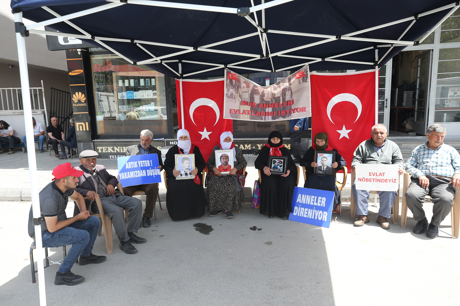 Muş'ta çocuklarını PKK tarafından kaçırılan aileler DEM Parti binası önünde eylemde