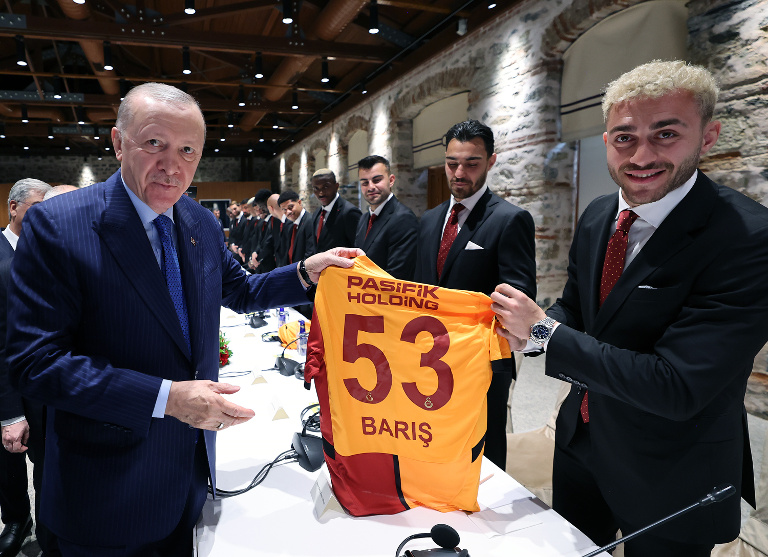 Cumhurbaşkanı Erdoğan, Galatasaray Futbol Takımını Dolmabahçe'de ağırladı