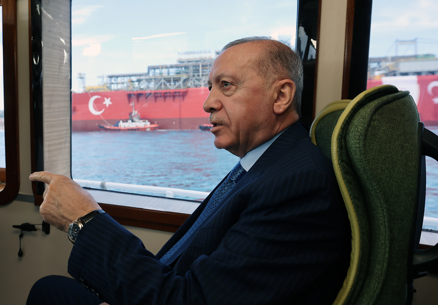 Cumhurbaşkanı Erdoğan, Türkiye'nin ilk yüzer gaz üretim platformunu Karadeniz'e uğurladı
