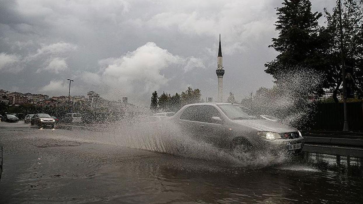 Etkili yağmur cadde ve sokakları göle çevirdi: Sürücüler zor anlar yaşadı