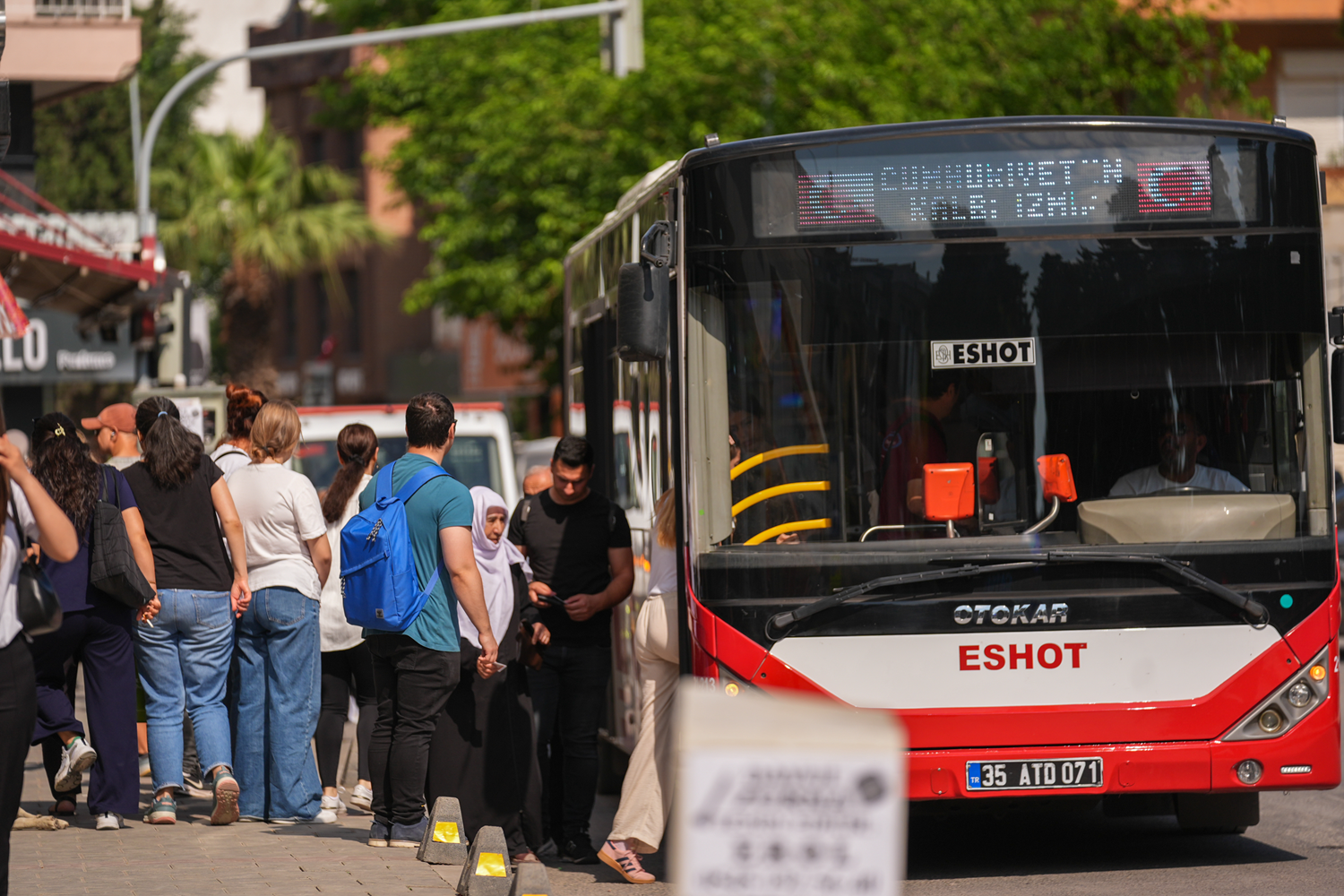 İzmir'de işçilerin grevi devam ediyor: Hayat durma noktasına geldi!