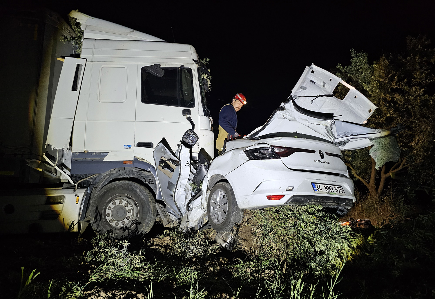 Orhangazi'de tır ve otomobil çarpıştı: 1 ölü, 1 yaralı