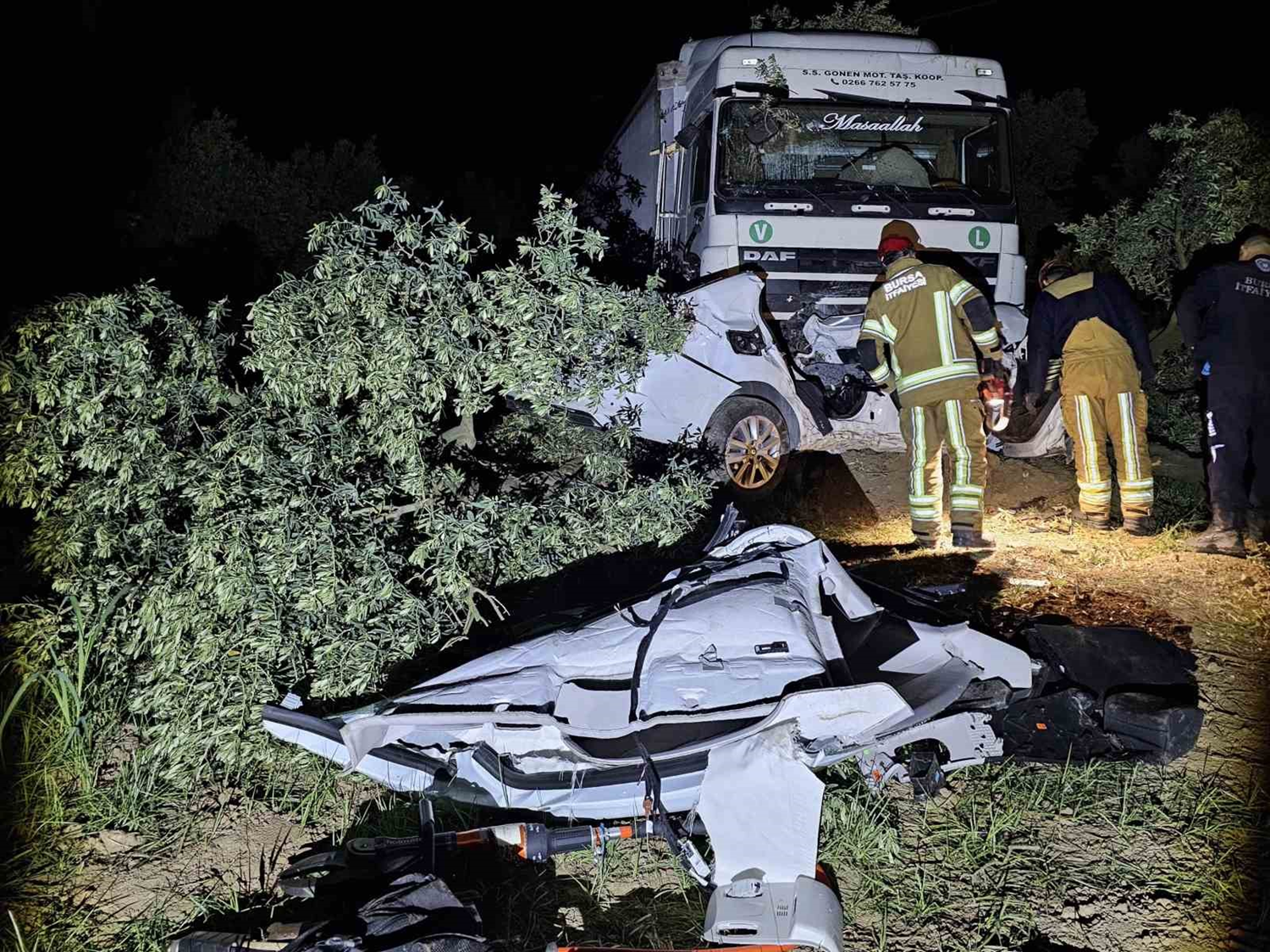 Bursa'nın Orhangazi ilçesinde tır otomobili biçti: 1 ölü, 1 yaralı