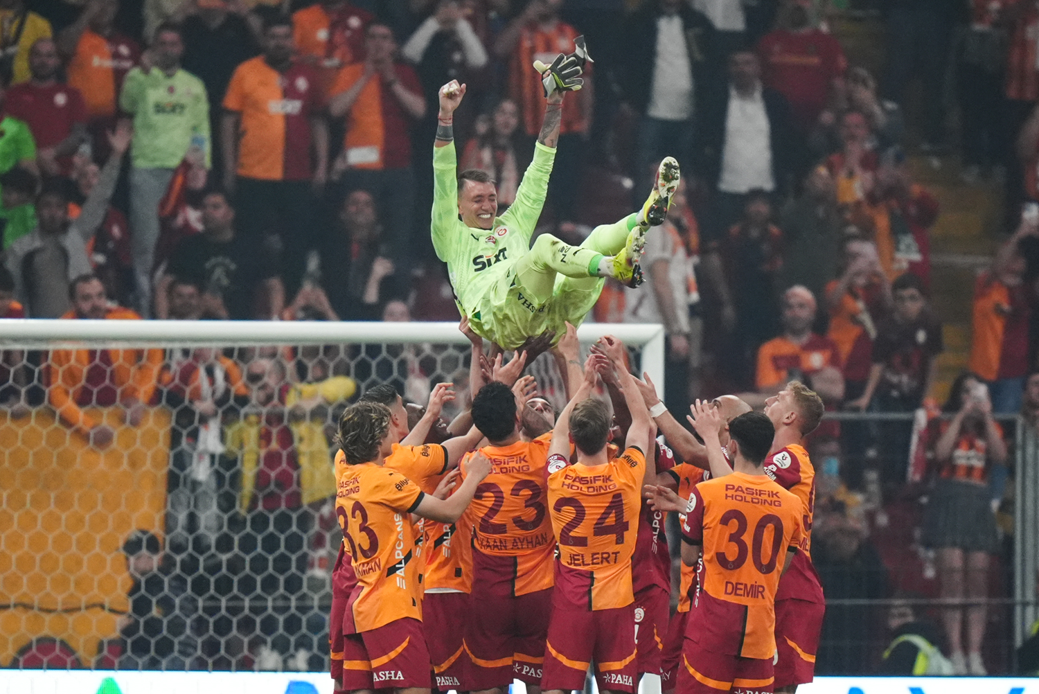 Galatasaray, Muslera ve Mertens'e unutulmaz veda maçıyla Süper Lig'i şampiyon kapattı