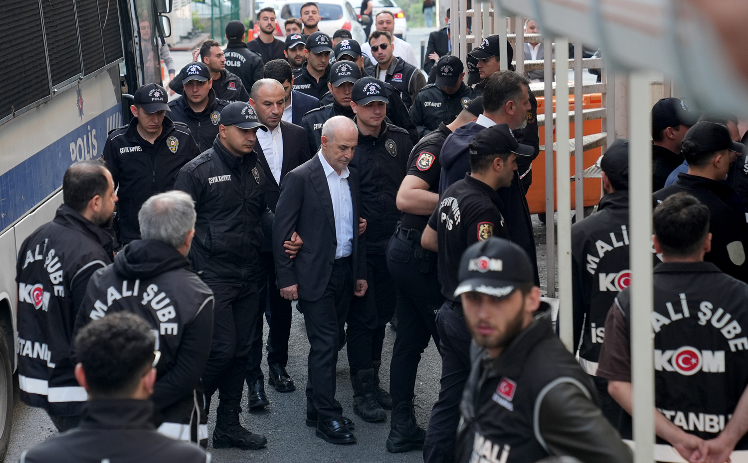 İstanbul'da 4 farklı yolsuzluk soruşturmasında 38 şüpheli adliyede!
