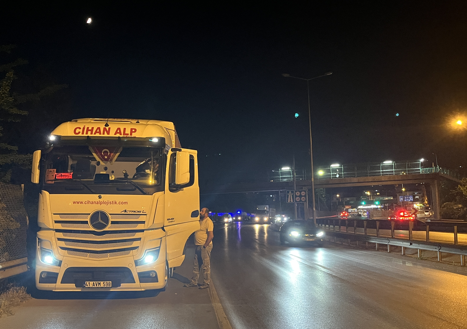 Kocaeli İzmit'te tır ile çarpışan motosiklet sürücüsü hayatını kaybetti